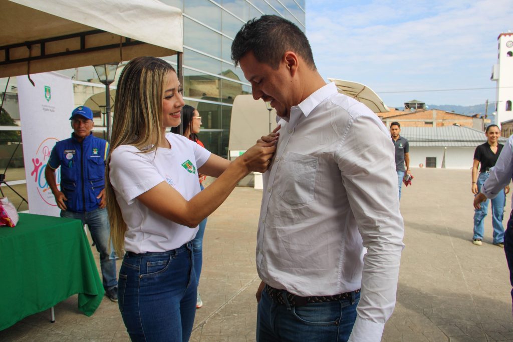 EMPITALITO con los abuelitos del hogar San José Pitalito.