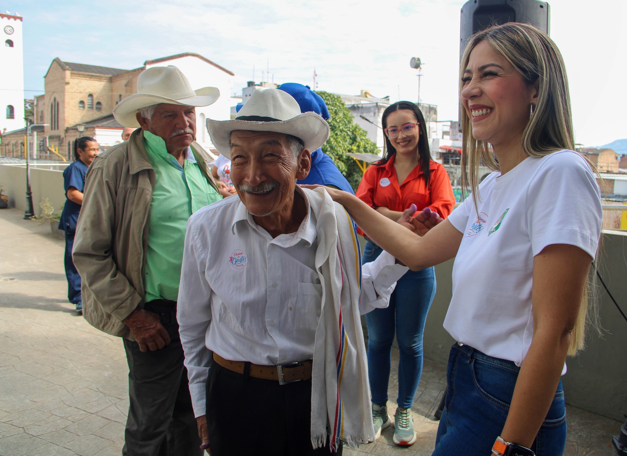 EMPITALITO con los abuelitos del hogar San José Pitalito.