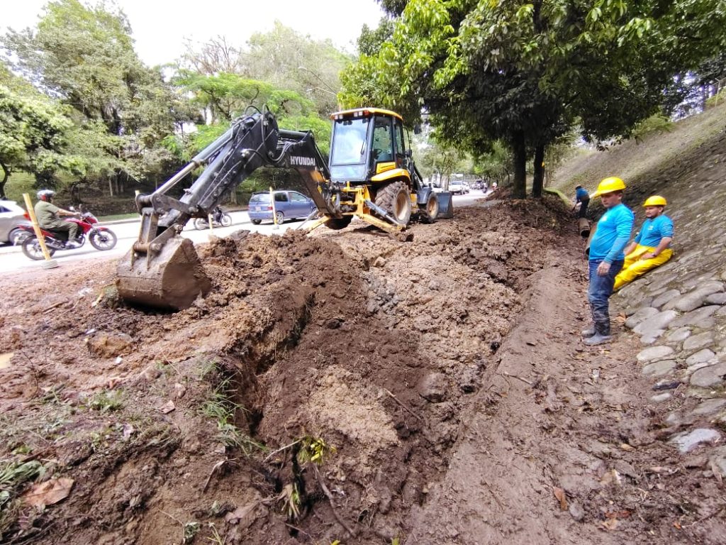 Exitosa reparación de fuga en la Avenida Pastrana el servicio de agua se restablecerá en horas de la noche