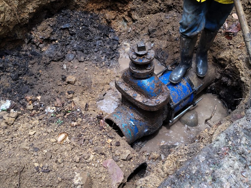 Exitosa reparación de fuga en la Avenida Pastrana el servicio de agua se restablecerá en horas de la noche