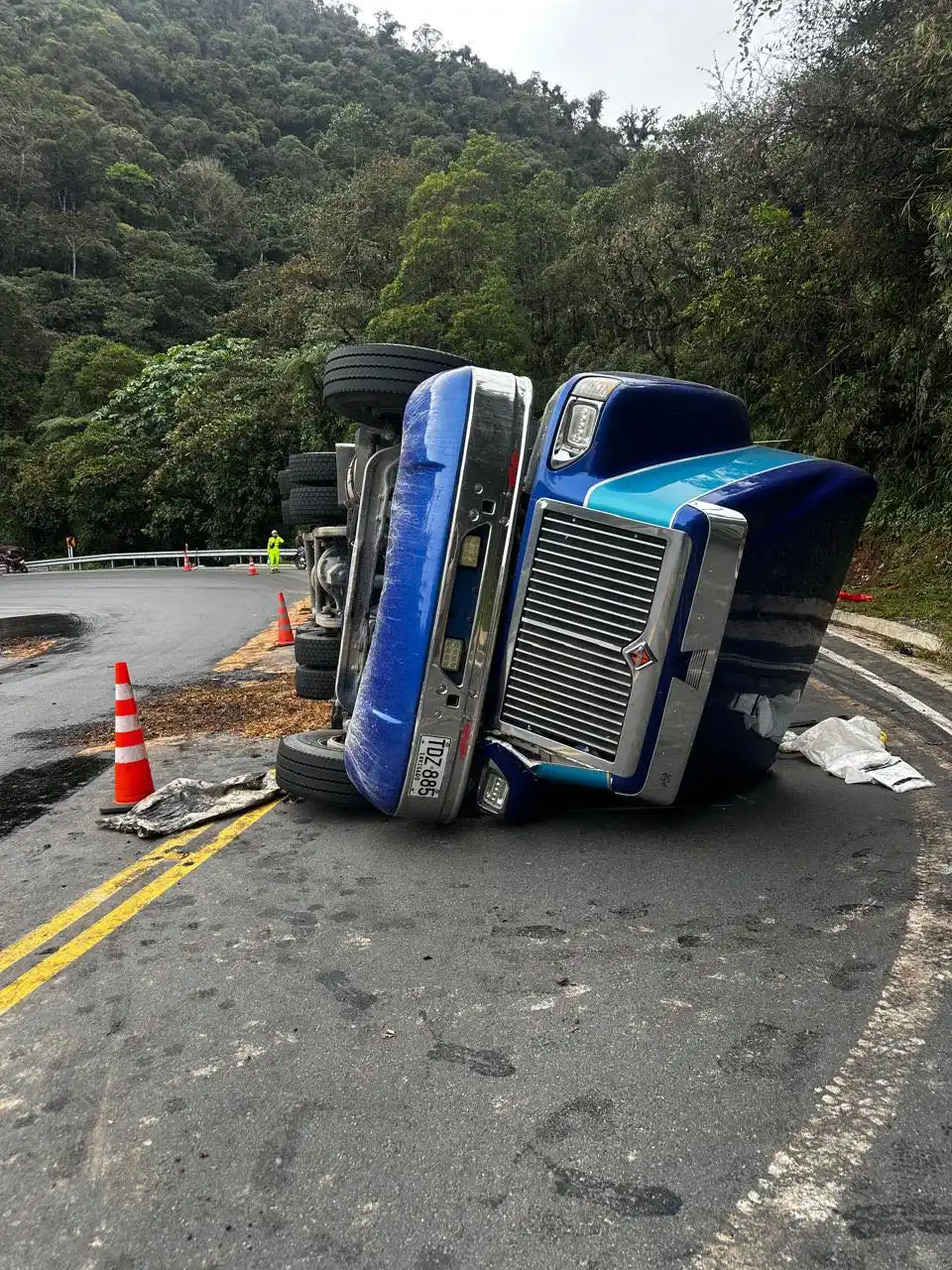 Derrame de crudo tras volcamiento de tractomula no afecta acueducto de Pitalito