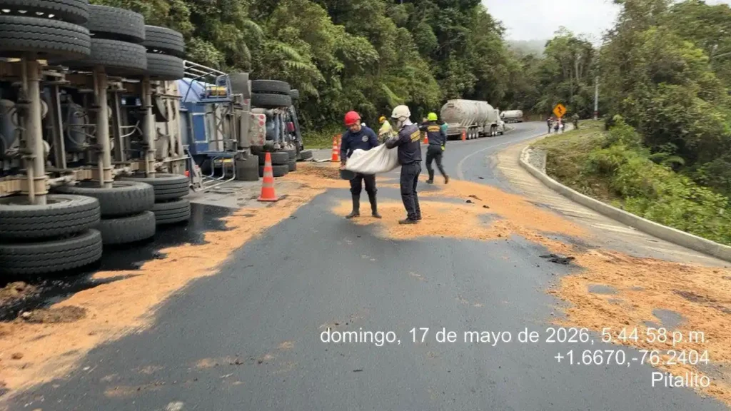 Derrame de crudo tras volcamiento de tractomula no afecta acueducto de Pitalito