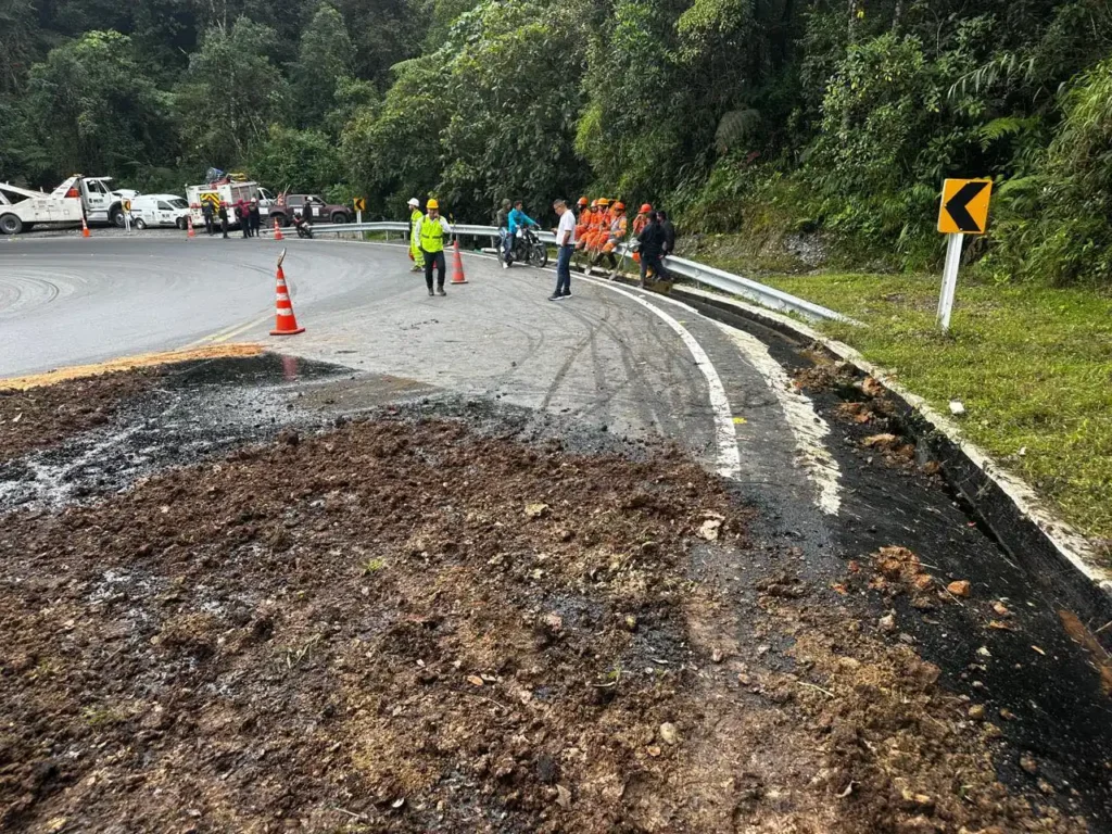 Derrame de crudo tras volcamiento de tractomula no afecta acueducto de Pitalito