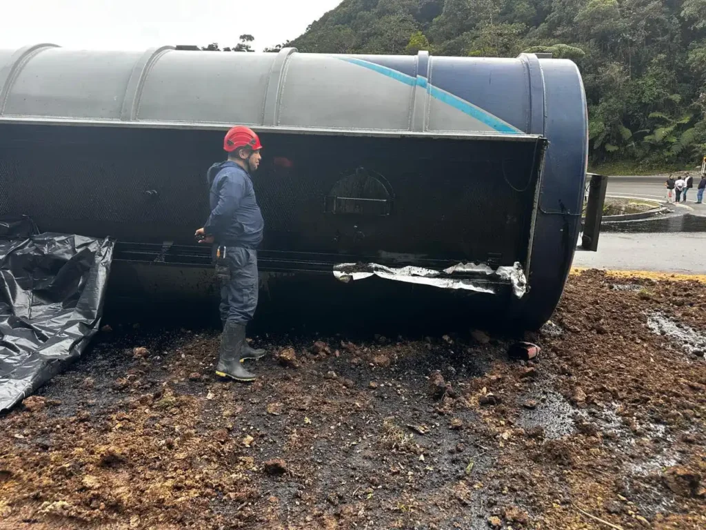 Derrame de crudo tras volcamiento de tractomula no afecta acueducto de Pitalito