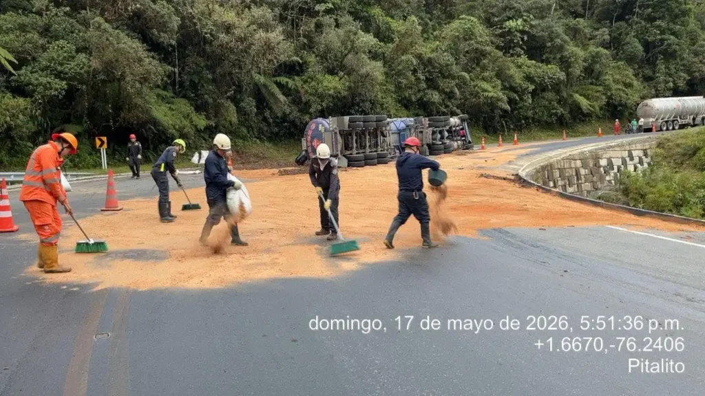Derrame de crudo tras volcamiento de tractomula no afecta acueducto de Pitalito