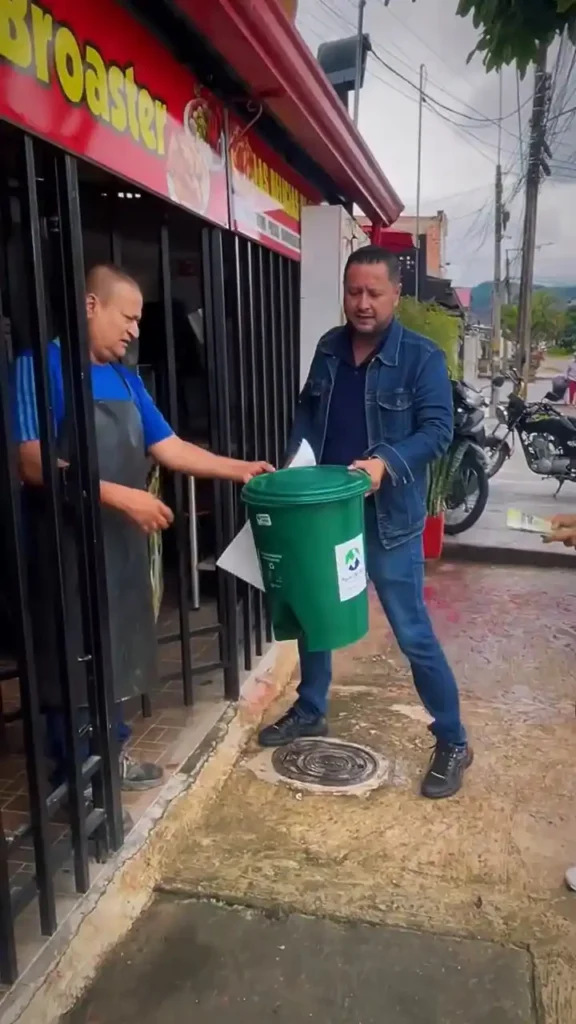 Más de 250 canecas para residuos orgánicos fueron entregadas a pequeños comercios de Pitalito