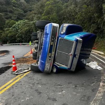 Derrame de crudo tras volcamiento de tractomula no afecta acueducto de Pitalito