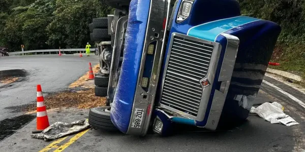 Derrame de crudo tras volcamiento de tractomula no afecta acueducto de Pitalito