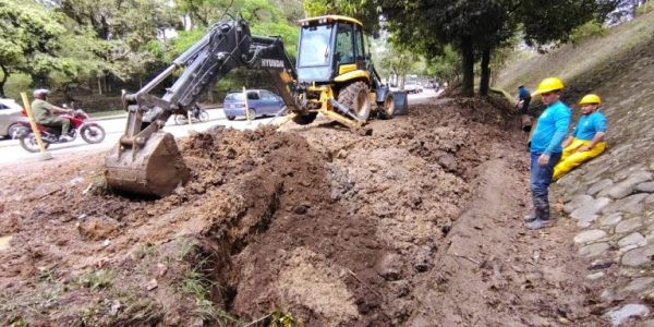 Exitosa reparación de fuga en la Avenida Pastrana: El servicio de agua se restablecerá en horas de la noche